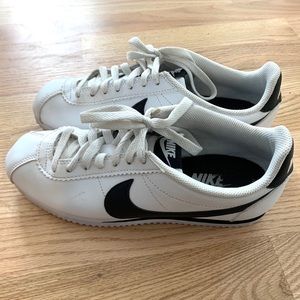NIKE CORTEZ WHITE & BLACK